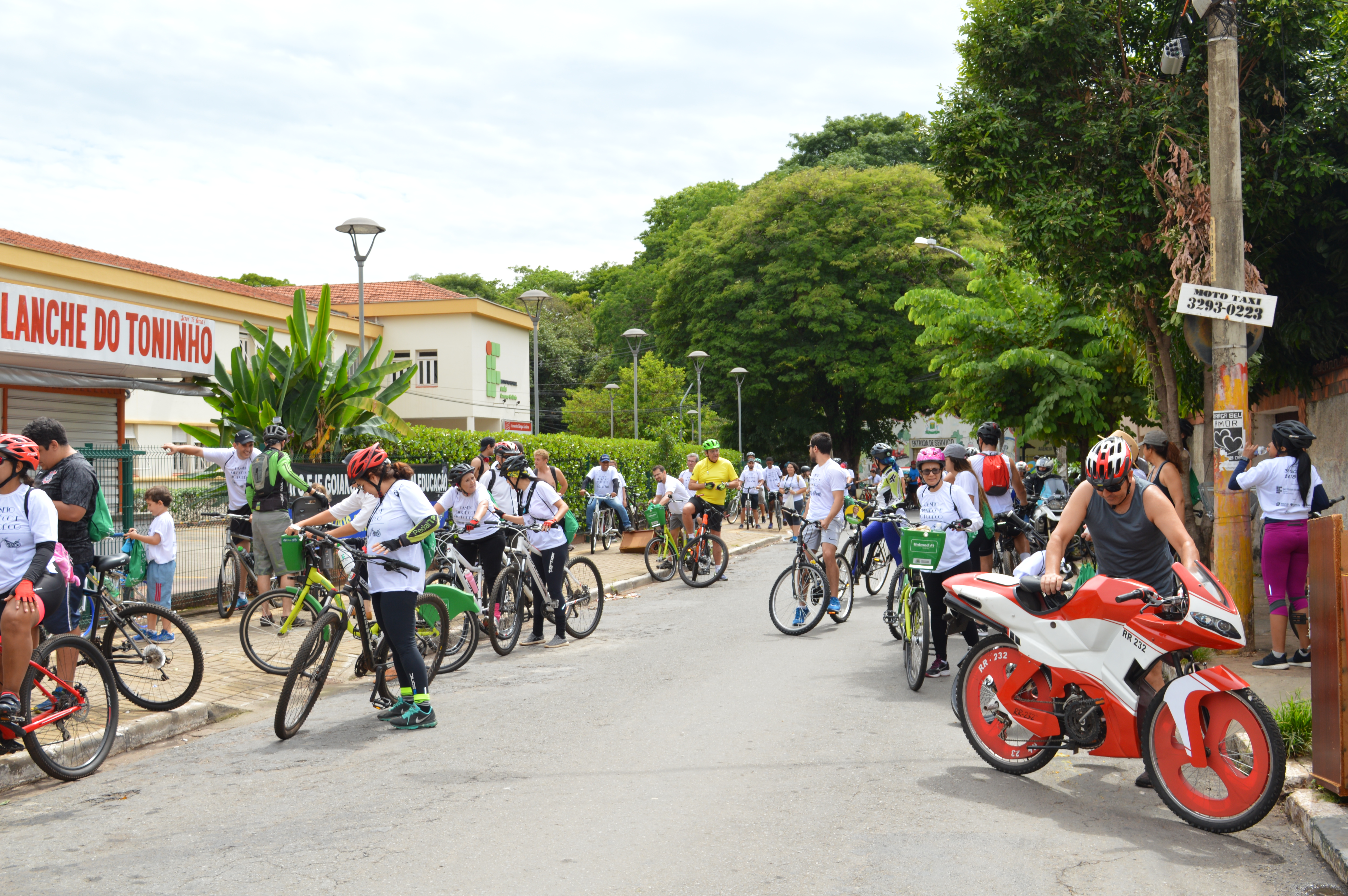 Ciclistas e motociclistas chegam ao IFG - Câmpus Goiânia após o circuito.
